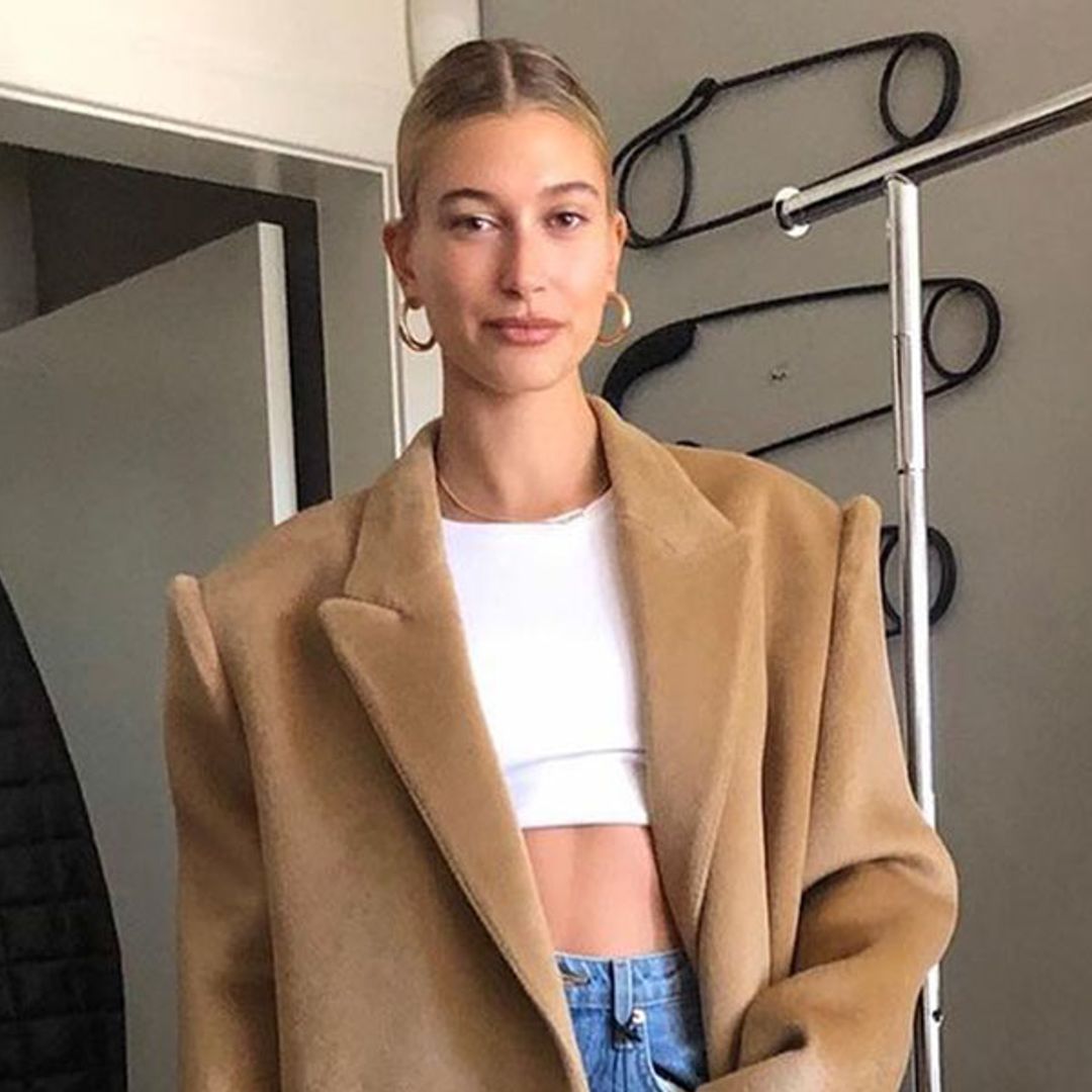 Hailey Baldwin y las zapatillas blancas que quedan bien con vaqueros, pantalones chinos y 'leggings'