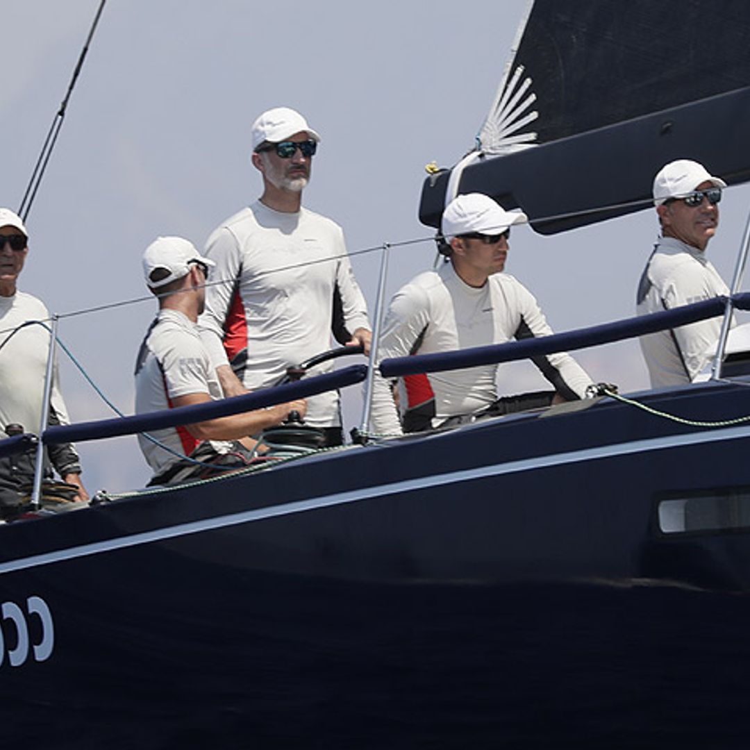 El rey Felipe, risas y complicidad con la tripulación del 'Aifos'