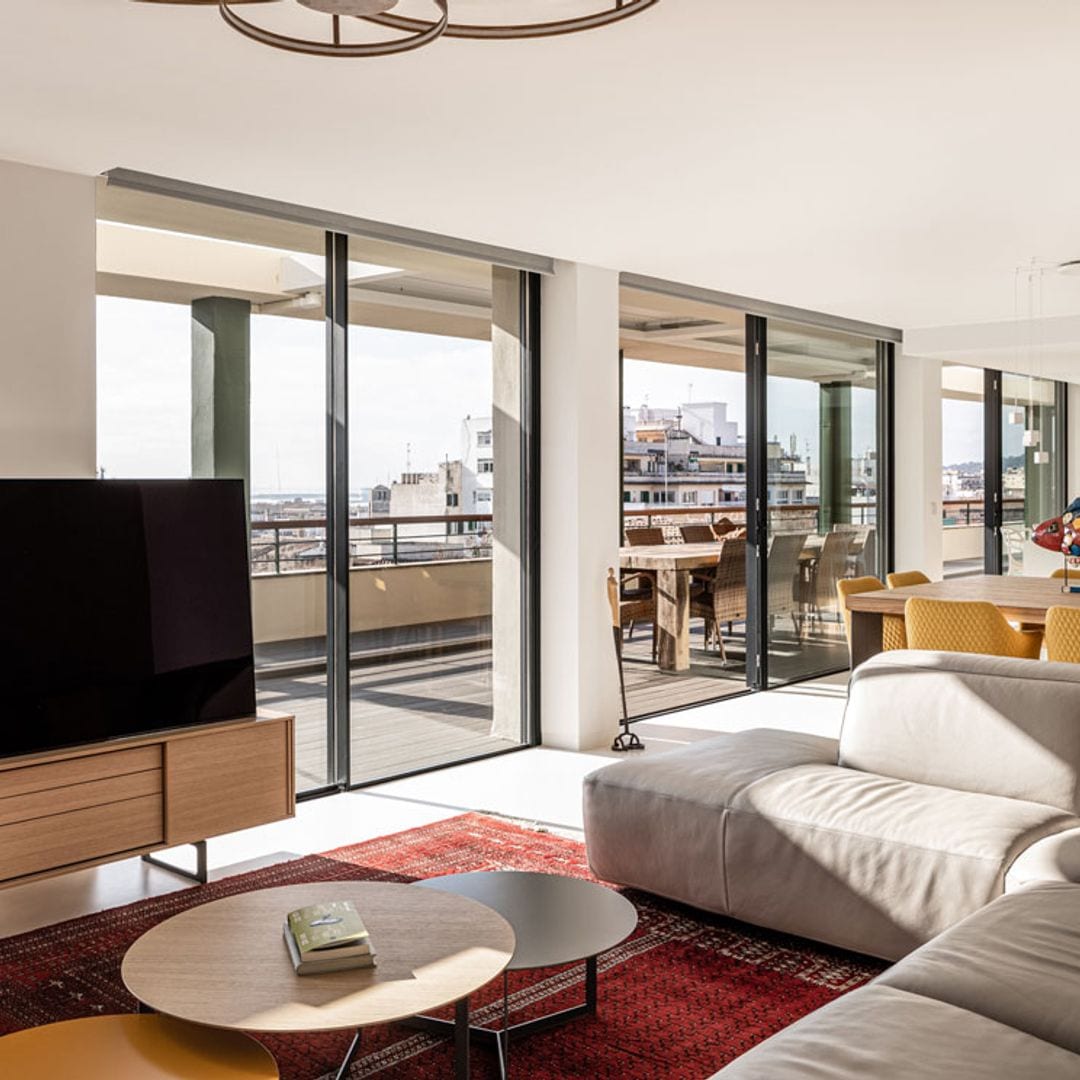 La reforma de este ático con vistas en Palma de Mallorca consigue espacios luminosos y confortables