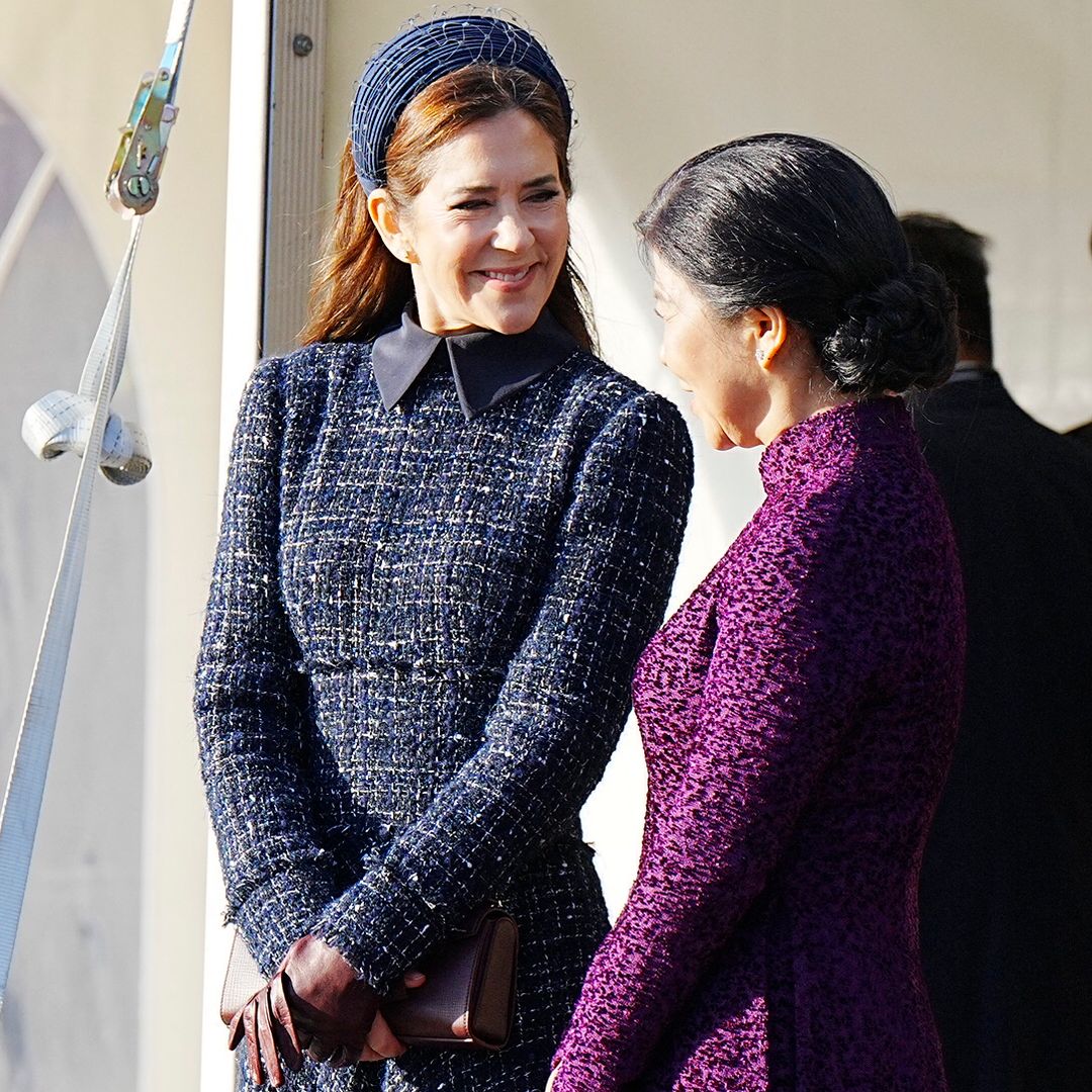 Mary de Dinamarca, máxima elegancia con diadema y un vestido azul de 'tweed' que estrenó en Estonia para recibir al presidente de Vietnam