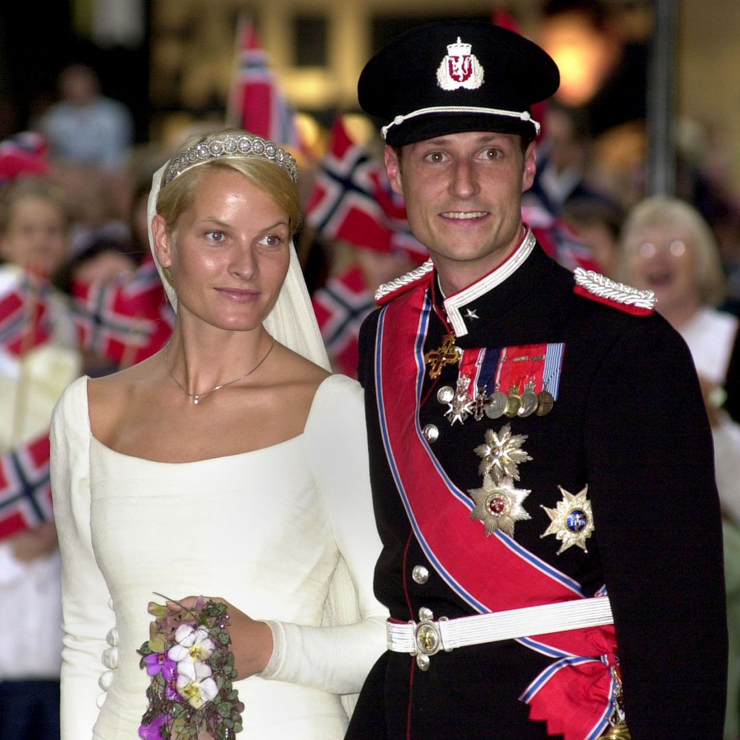 El inolvidable vestido de novia de Mette-Marit, 25 años después: un diseño de los 90, elegante y atemporal, con una tiara de 23 margaritas de diamantes