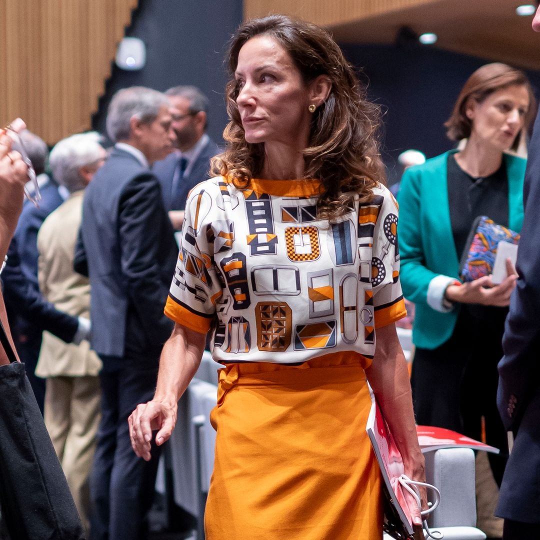 Telma Ortiz inaugura el nuevo curso con un vestido 'vintage' de efecto trampantojo