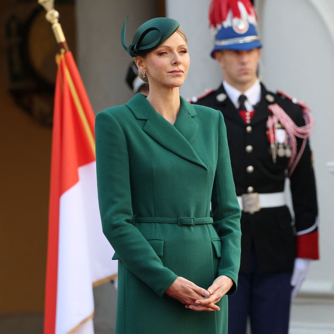 Charlene de Mónaco se marca un ‘Kate Middleton’: vestido verde de firma británica y tocado a lo Windsor