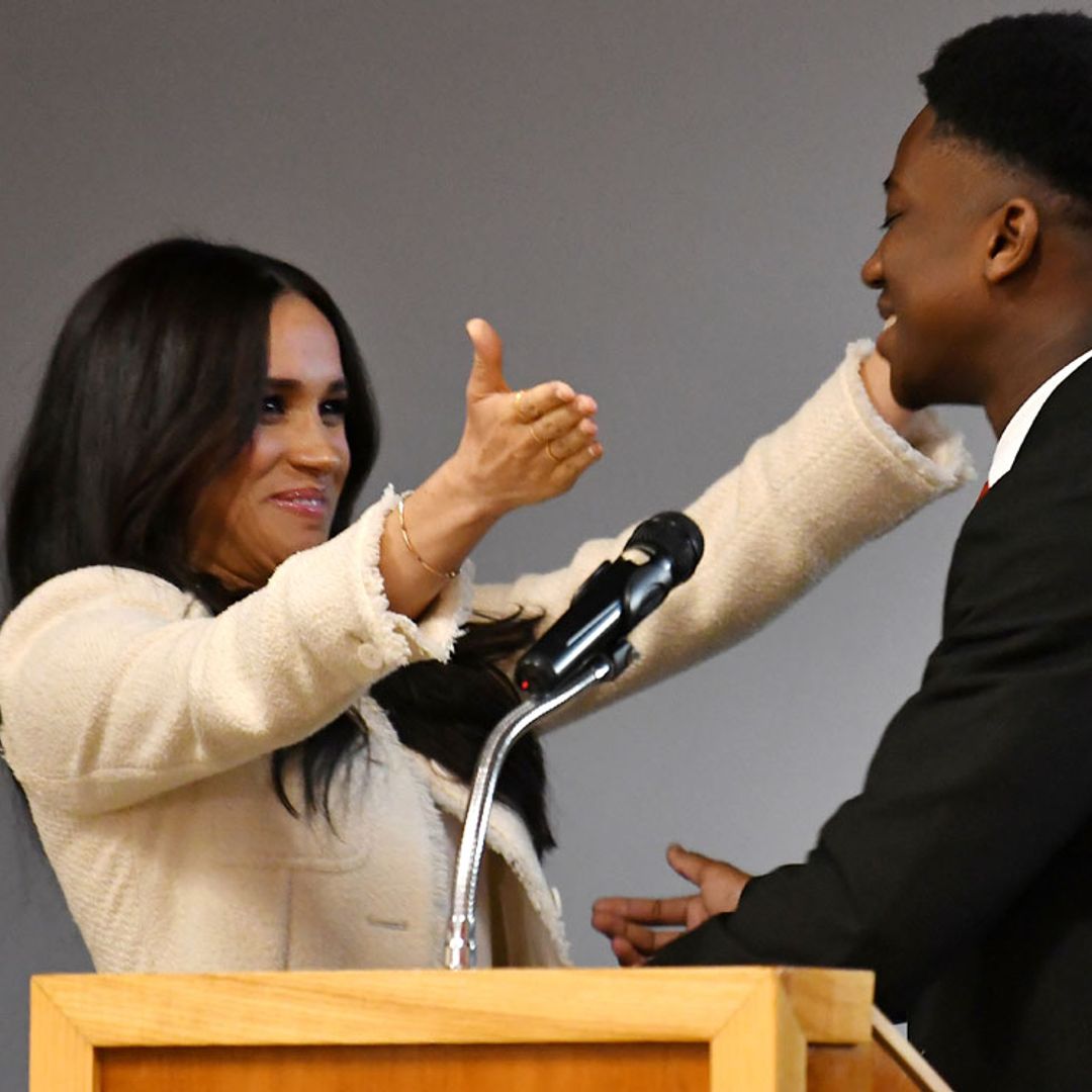 Meghan Markle abraza a un joven alumno y su reacción es impagable