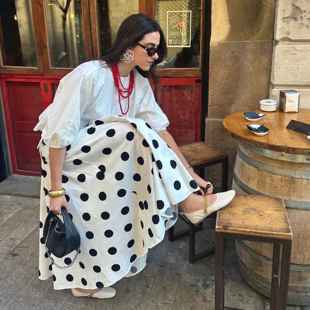 Look con falda de estampado polka dots