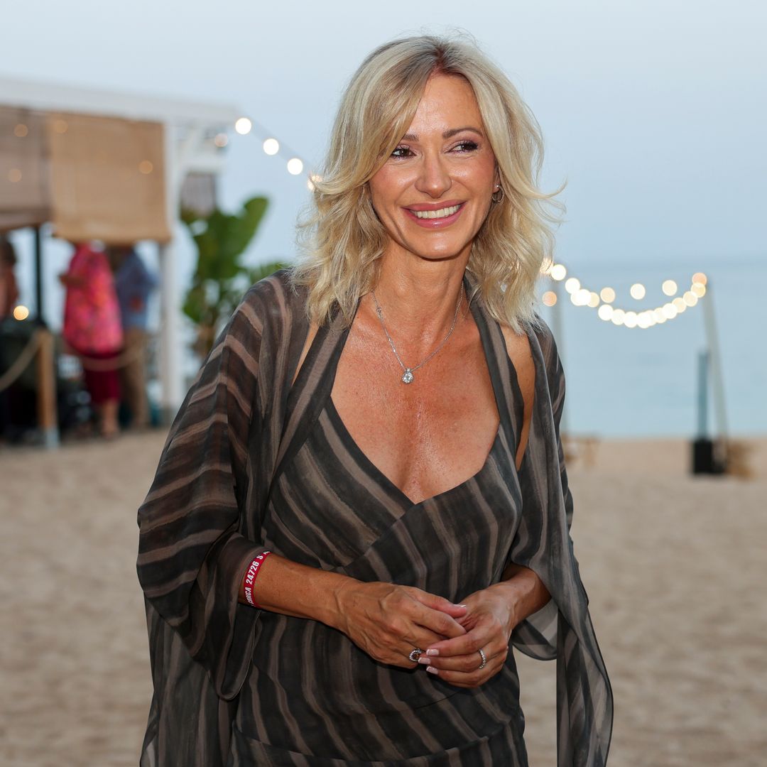 El look de Susanna Griso en su preboda: un vestido de seda con efecto 'tipazo' y falda semitransparente