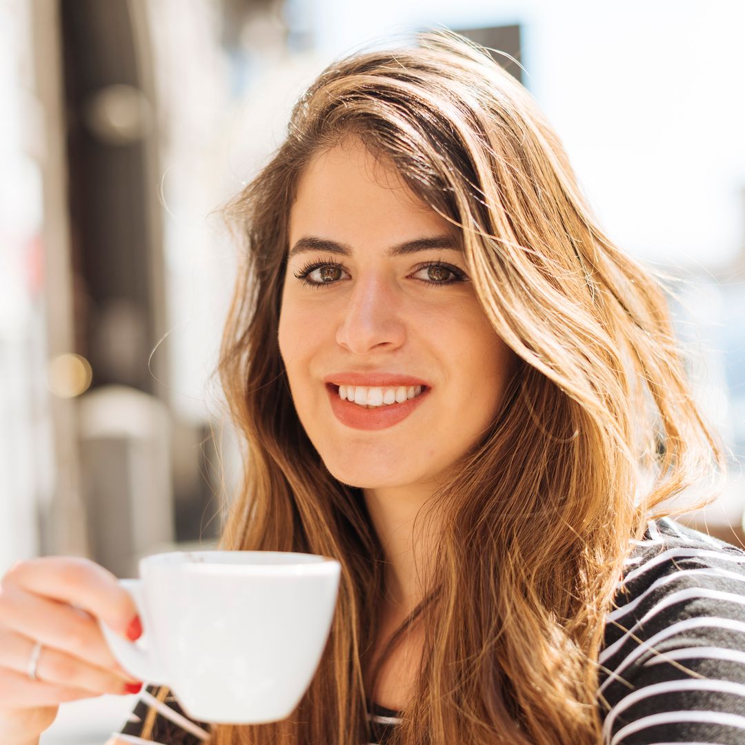 Confirmado por la ciencia: el café no solo te despierta, sino que también mejora tu microbiota (incluso si es descafeinado)