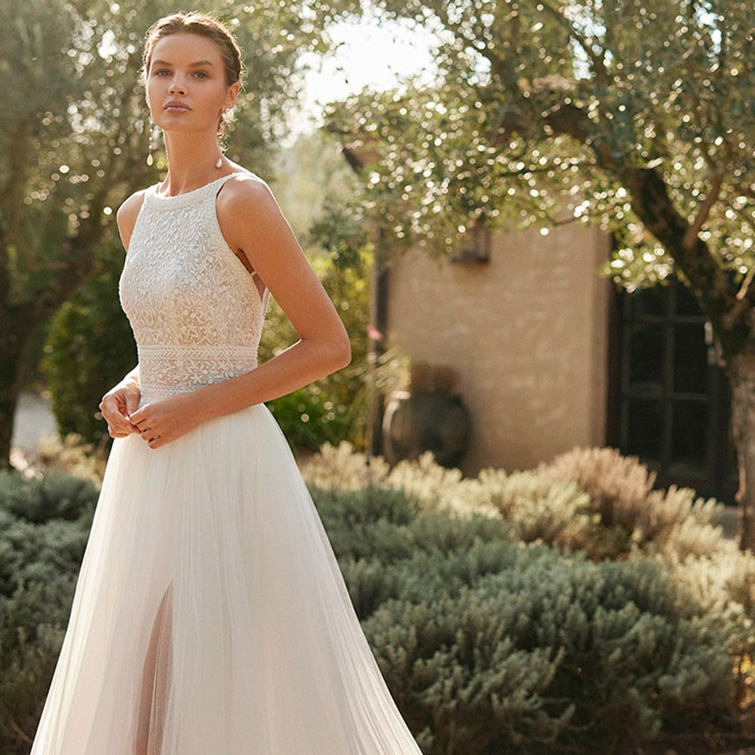 Si te gusta el escote 'halter', ficha estos vestidos de novia para bodas al aire libre