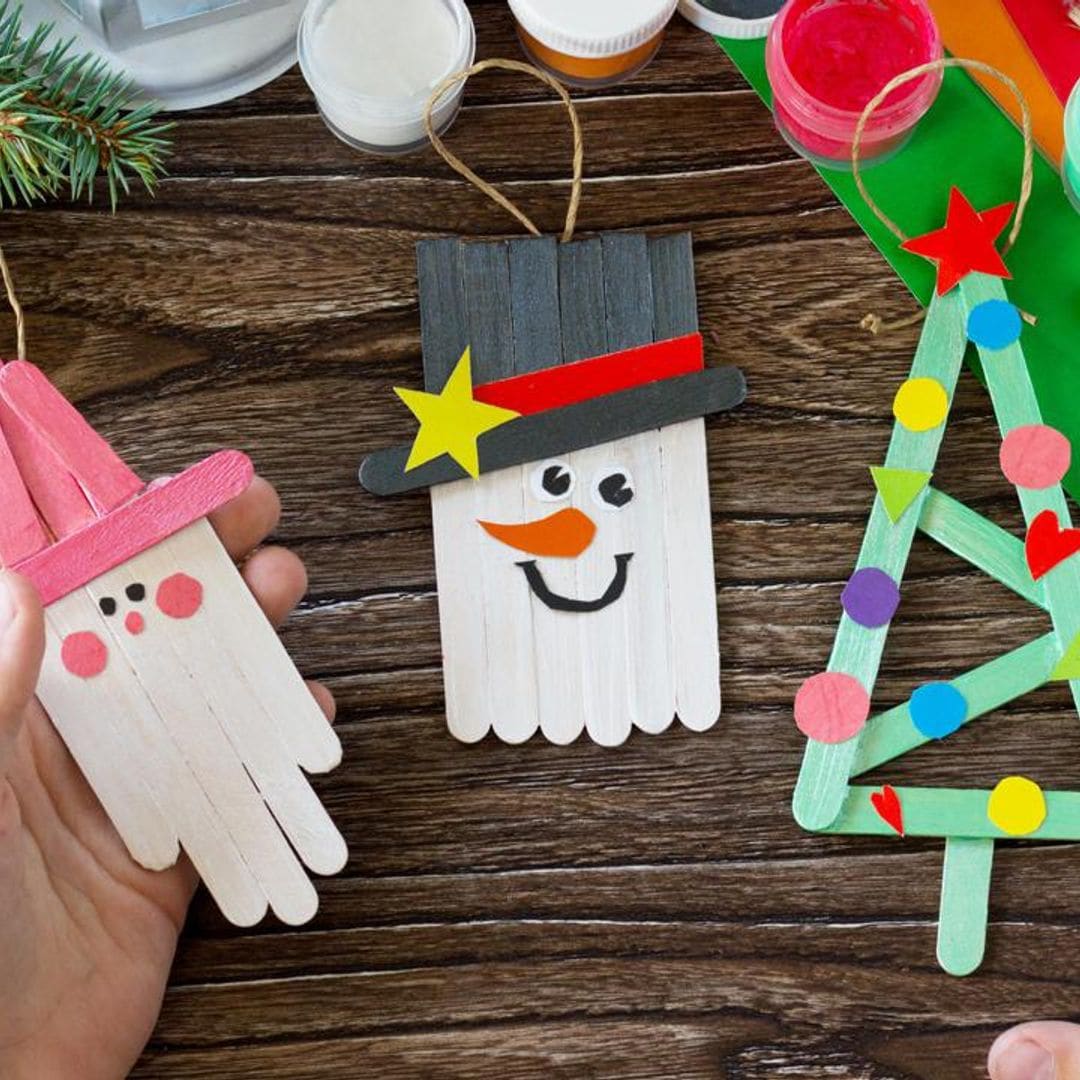 Crea tus propios adornos para el árbol con unos palitos de madera, ¡son muy divertidos!