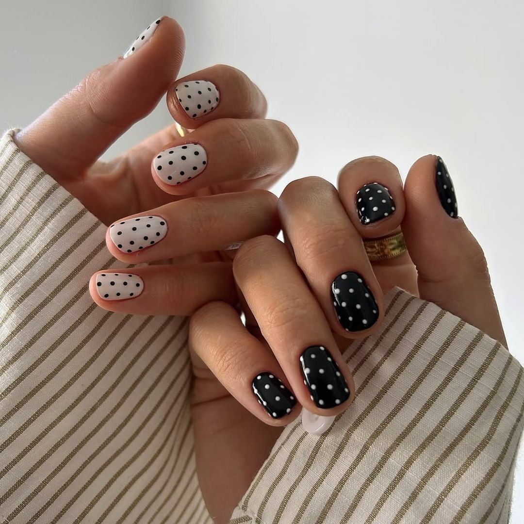 12 diseños de uñas con lunares: la manicura más divertida y ponible del momento