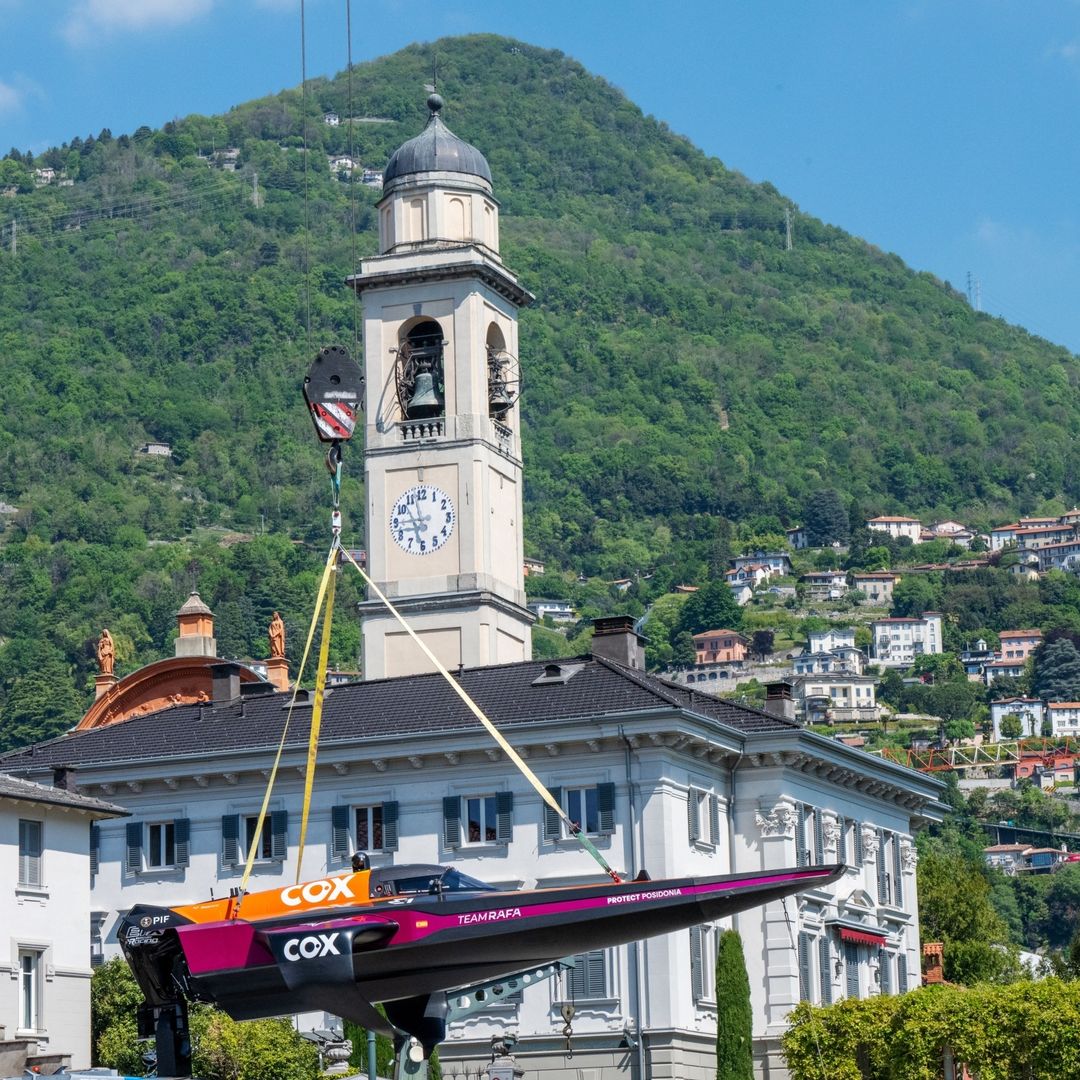 Iglesia de San Vincenzo de Cernobbio y una de las lanchas eléctricas del Mundial UIM E1 que se está celebrando en la localidad.