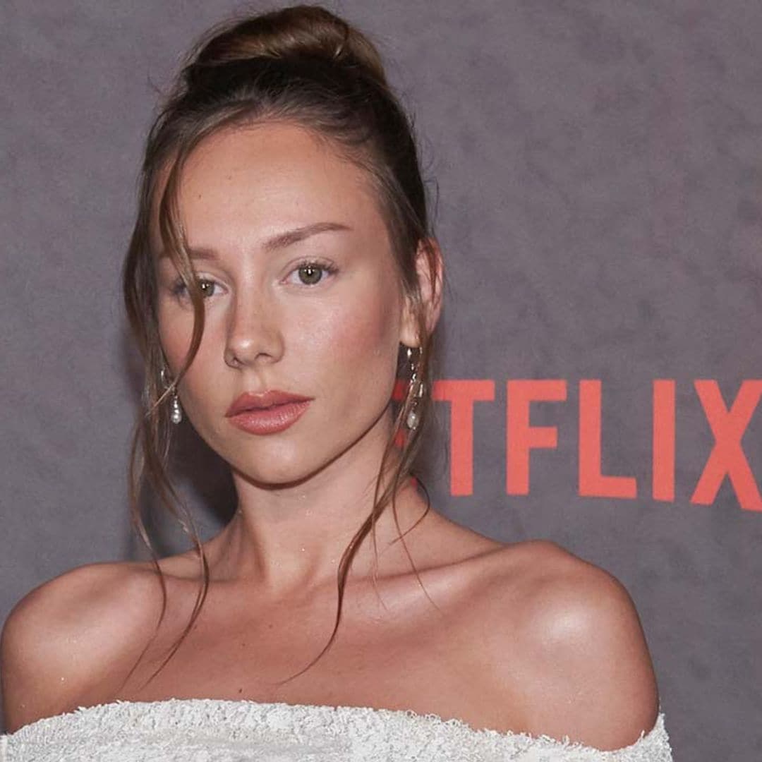 El look de suéter recortado y falda lápiz con el que Ester Expósito ha deslumbrado en México