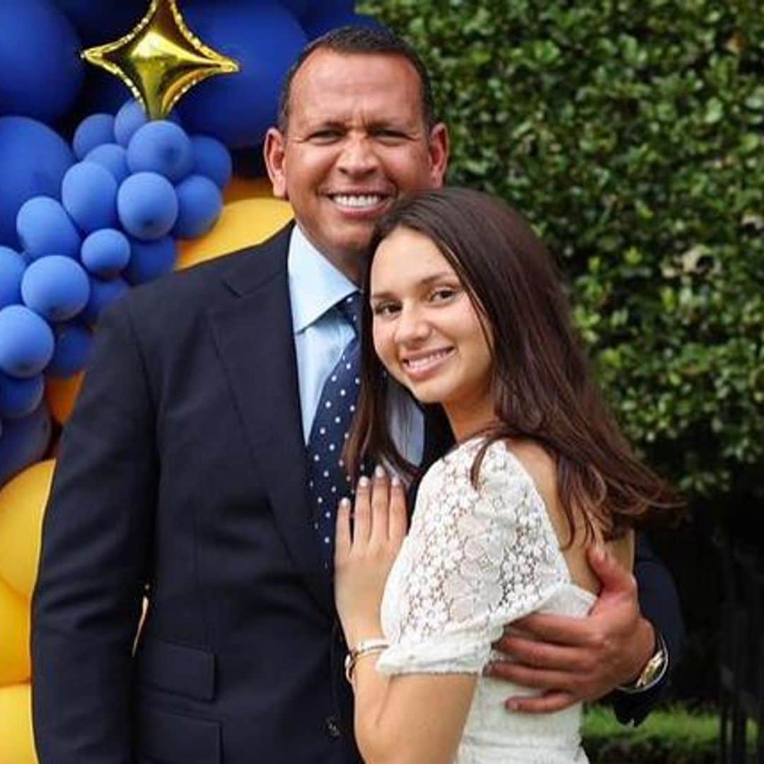 Alex Rodriguez se llena de emoción al escuchar a su hija interpretar el himno nacional