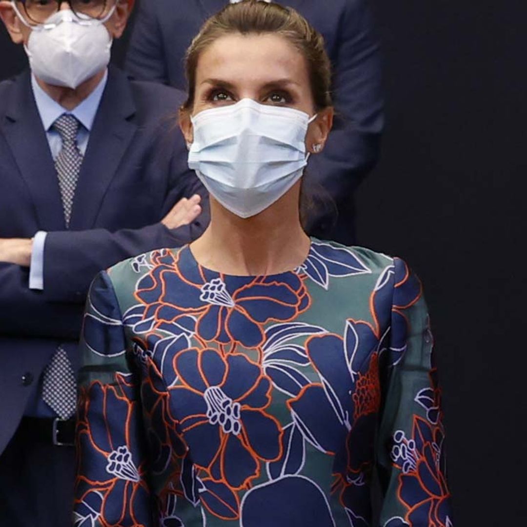 La Reina sigue sin estrenar, pero brilla con el vestido viral de su cita con Carlos de Inglaterra