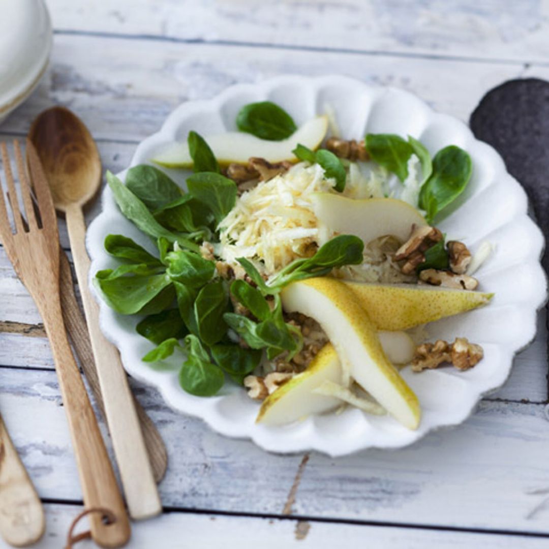 Ensalada de canónigos, pera y chirivía