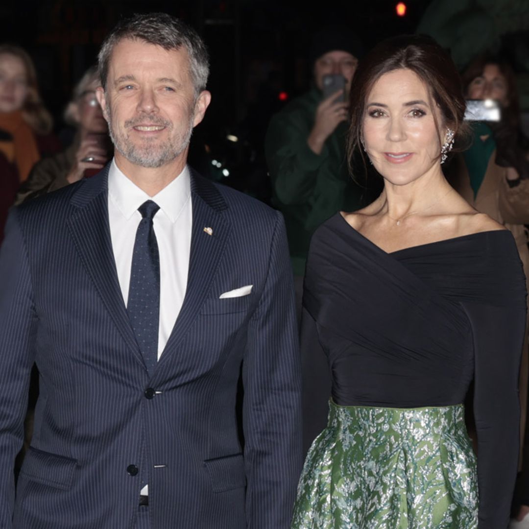 Mary de Dinamarca recupera su look años 50 más elegante para su visita al museo con los reyes de España