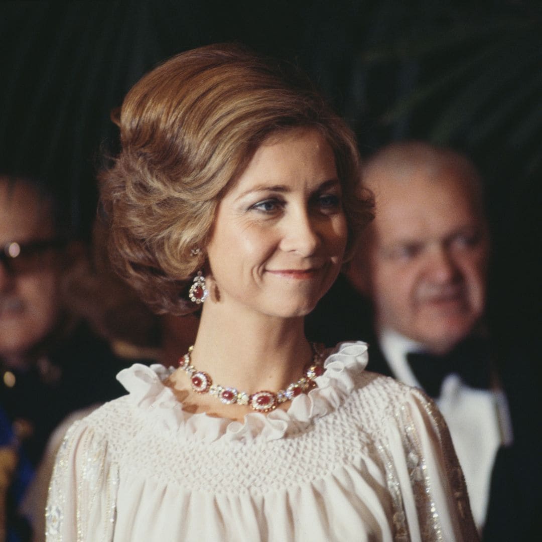 La historia secreta de las joyas de la reina Sofía: entre perlas perdidas, tiaras olvidadas y rubíes birmanos