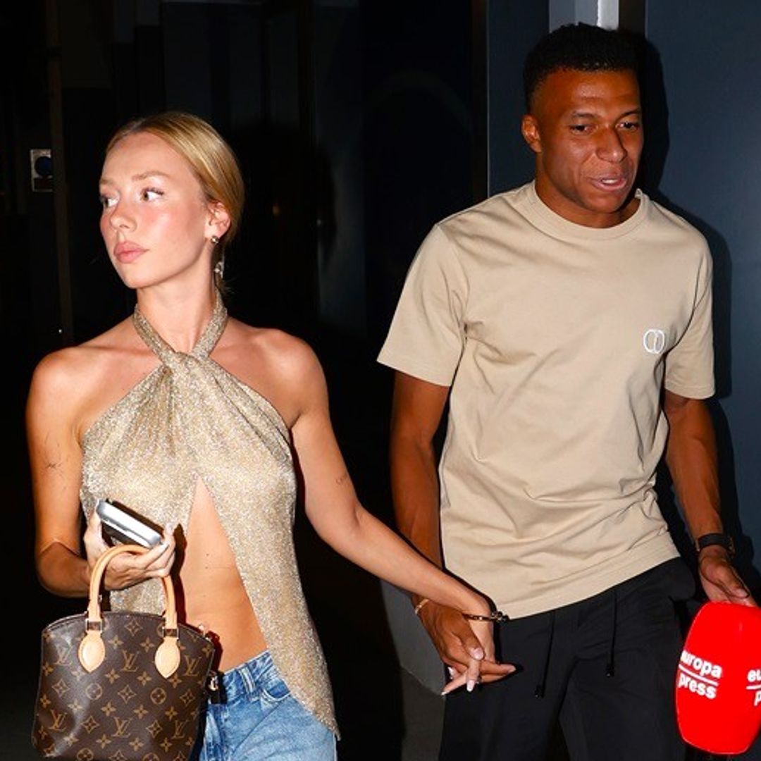 Ester Expósito y Kylian Mbappé rompen su regla de oro y pasean ya de la mano por Madrid ajenos a las miradas indiscretas