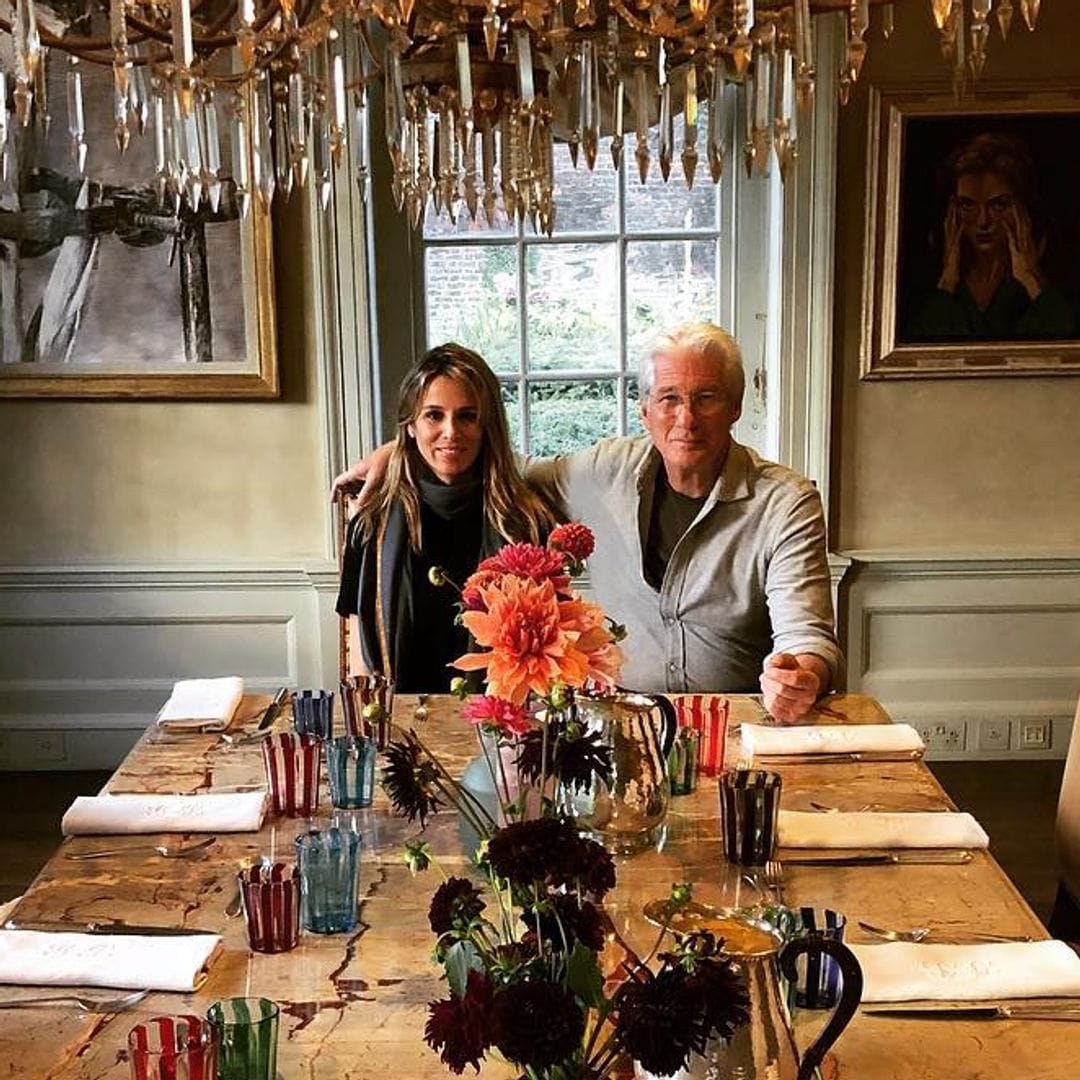 Alejandra Gere presume de sus Navidades españolas en casa y en una famosa chocolatería