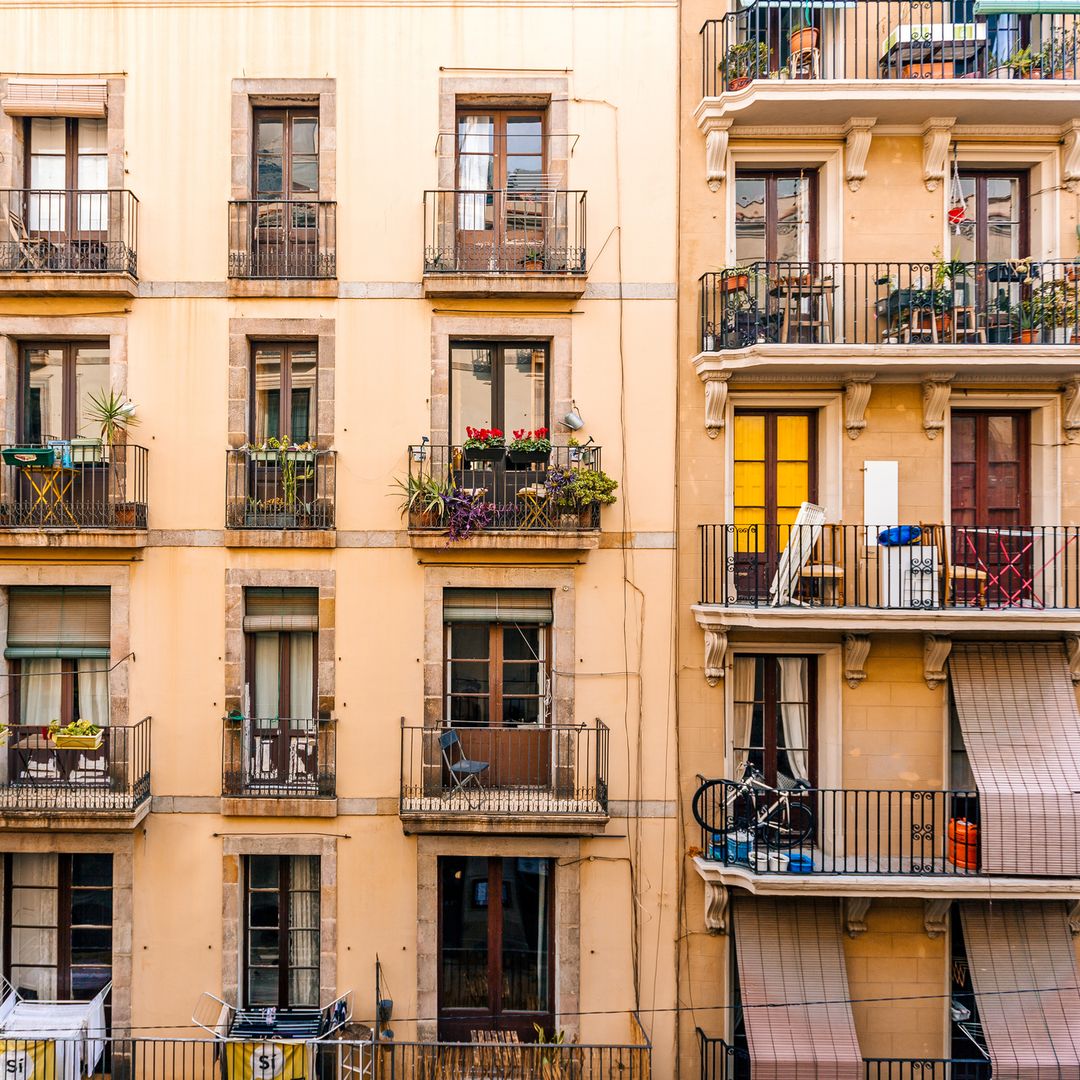 La Ley de Propiedad Horizontal lo deja muy claro: lo que sí y lo que no puedes hacer con tu terraza, toldo y fachada