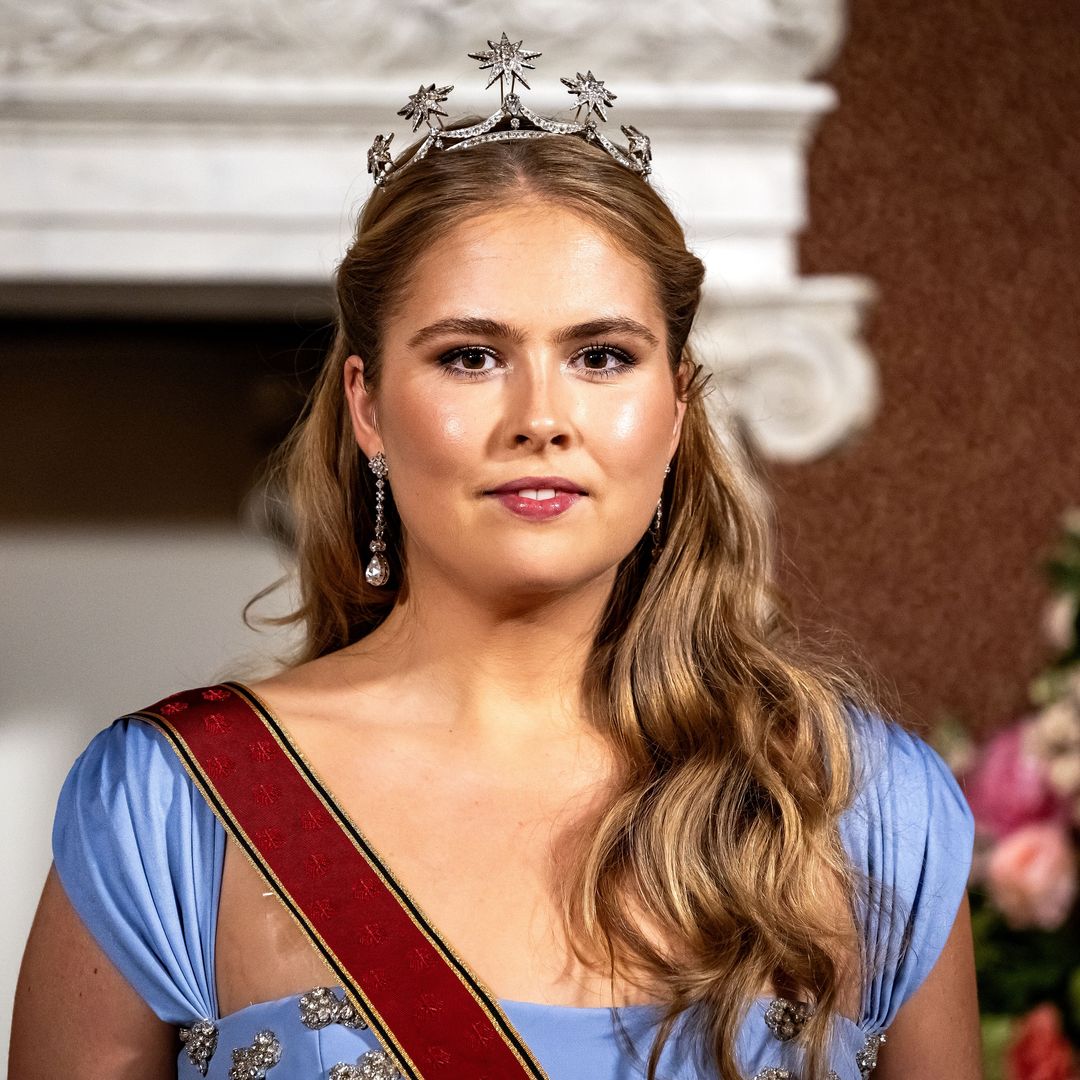 Amalia de Holanda, una espectacular princesa de cuento con su nuevo vestido de gala azul cielo y aplicaciones brillantes