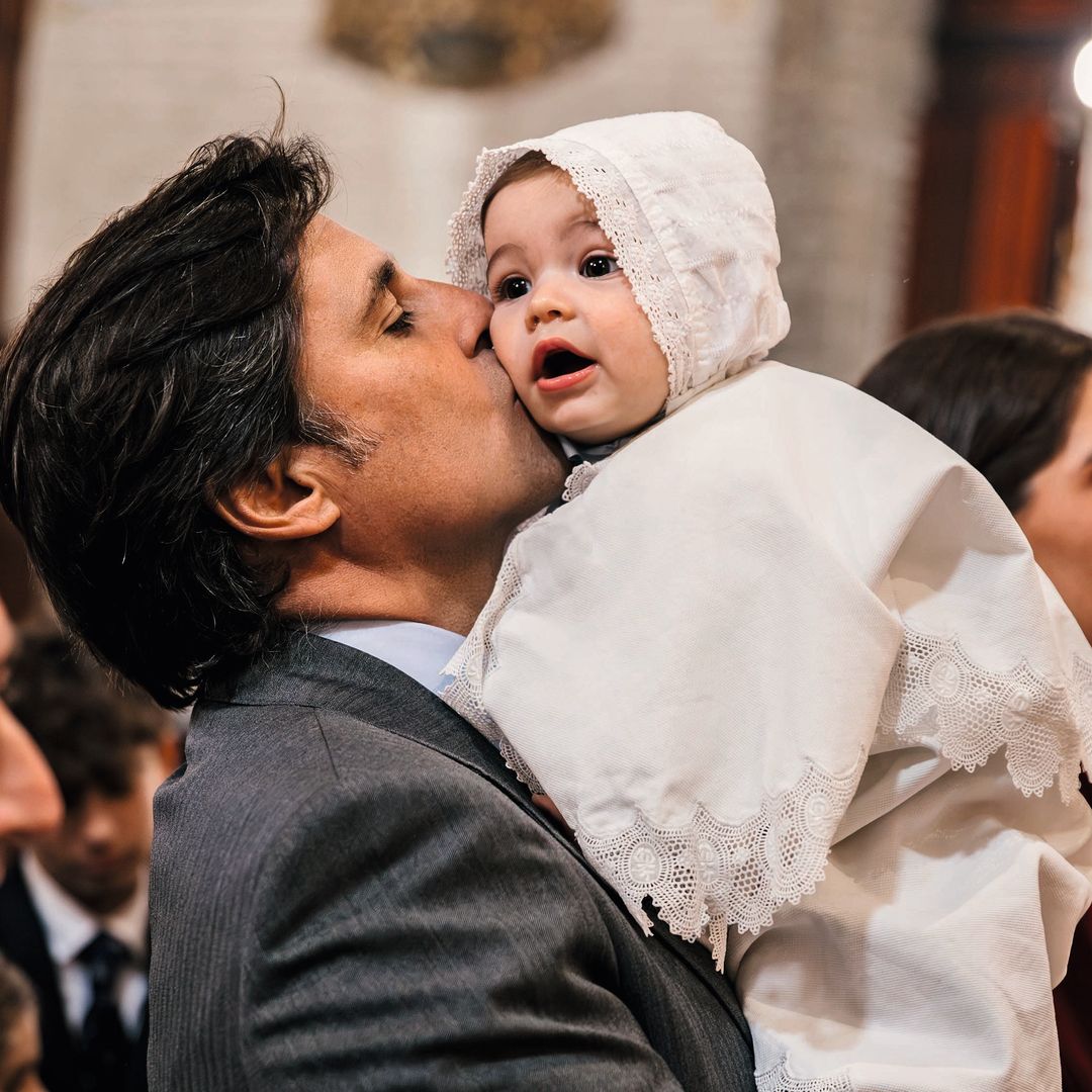 Francisco Rivera Ordóñez besa a su bebé en ceremonia formal.