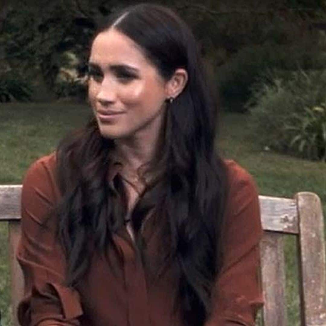 Meghan recupera su imagen más sofisticada con blusa de seda y tacones de aguja