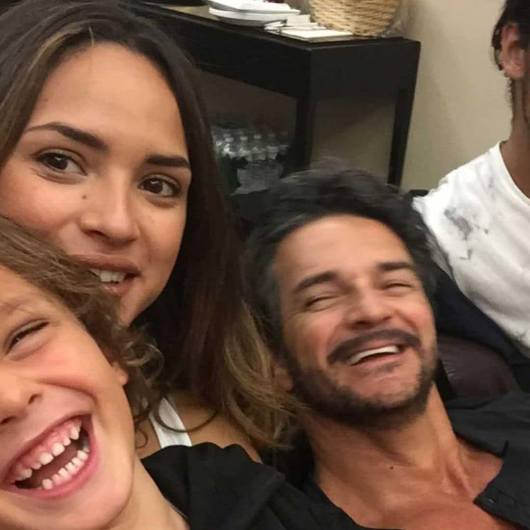 Adria Arjona reaparece en las redes sociales de su famoso padre en un posado familiar