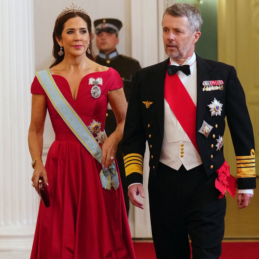 Su vestido con escote mariposa y la tiara que compró en una subasta: Mary de Dinamarca deslumbra con su look de gala con guiño a Letonia