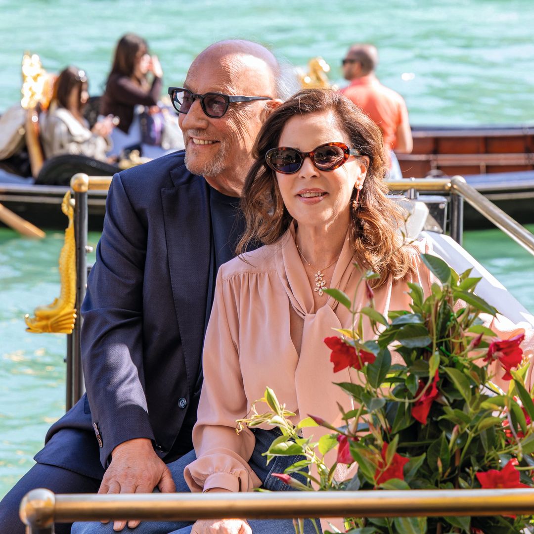 El matrimonio, que triunfa en el mercado de la alta joyería, posa junto al famoso Gran Canal de Venecia, entre góndolas y lanchas Riva
