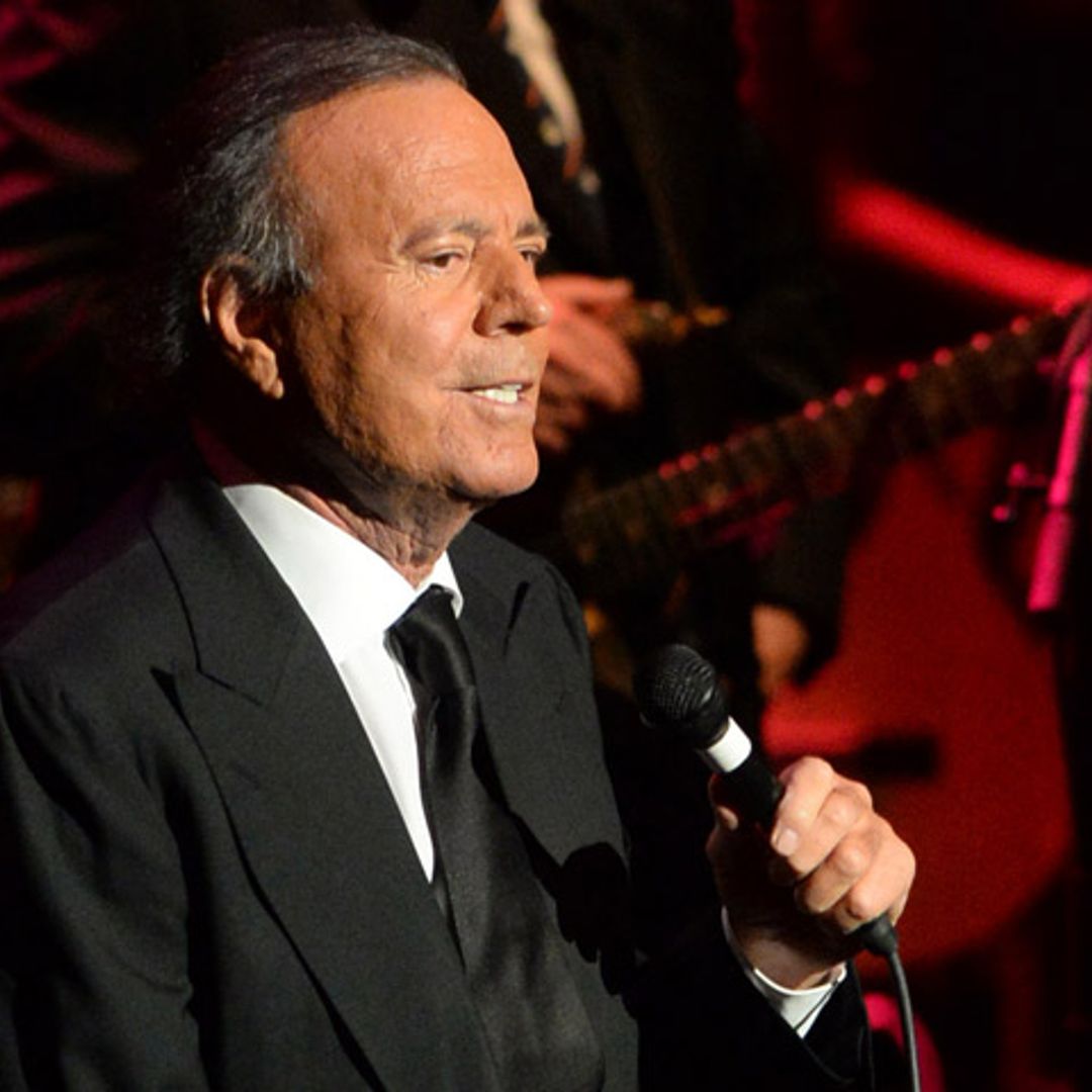 Julio Iglesias presenta al nuevo integrante de la familia