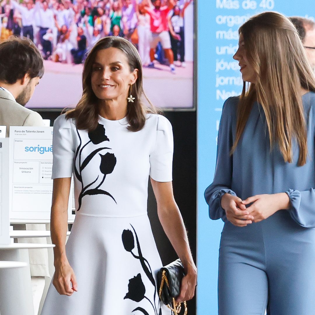 De blanco y con flores: la reina Letizia estrena vestido en Lloret de Mar