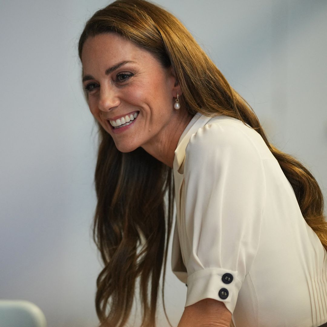 Kate Middleton vuelve al trabajo tras su gran gesta reivindicando su elegancia relajada en Londres: los detalles de su look que estrenó hace 7 años