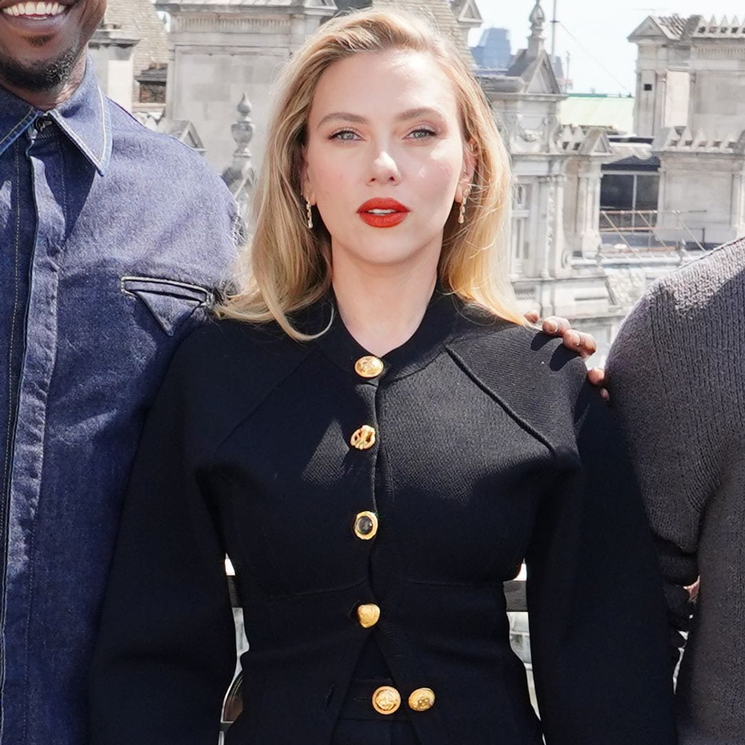 Scarlett Johansson presenta película en Londres con un look surrealista de corsé y minifalda