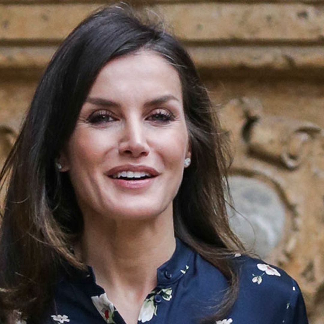 Doña Letizia rompe con la tradición y estrena vestido de Inditex en la Misa de Pascua