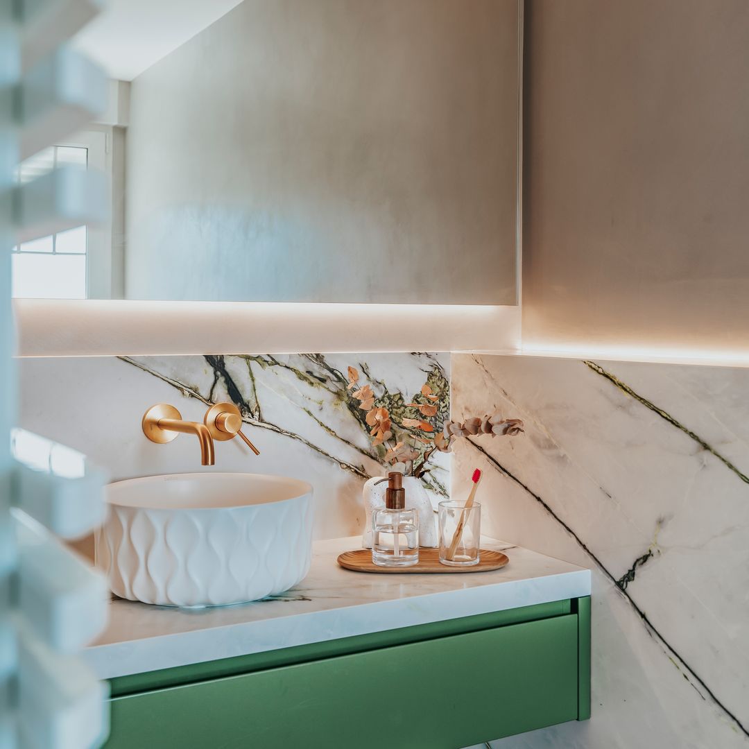 Cómo hacer que un baño de 3 m² parezca de 6 m² sin obras: claves de color e iluminación