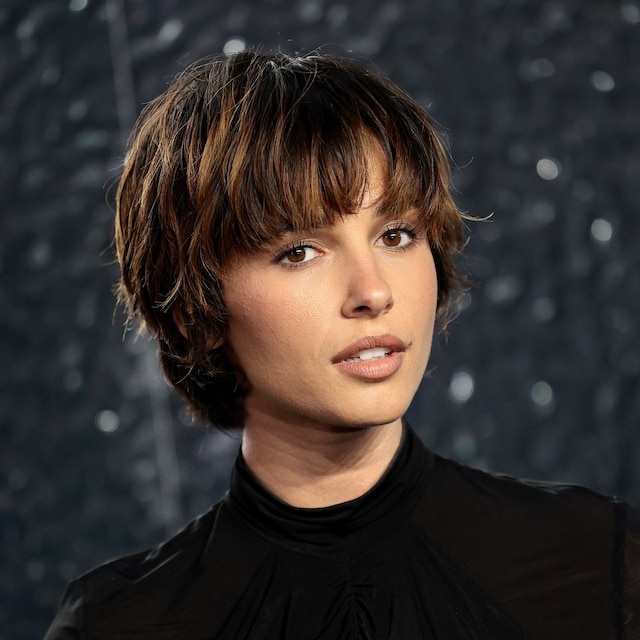 Naomi Scott en los MTV Video Music Awards con pelo corto