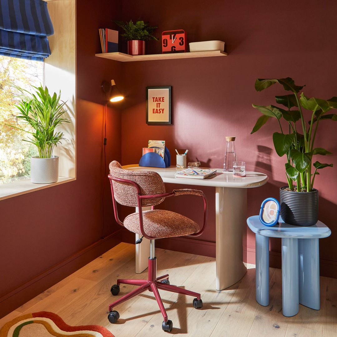 Esta es la iluminación más adecuada para trabajar en casa en invierno, según una experta