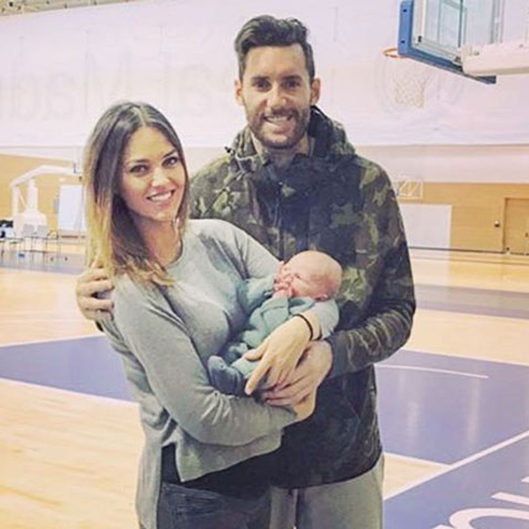 Helen Lindes lleva a su hijo Alan a animar a su padre en la pista de baloncesto por primera vez