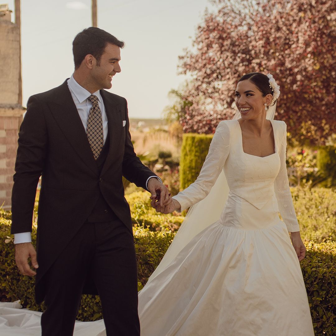Un vestido con cintura vasca inspirado en Lady Di y un tocado de flores para Laura, una novia velada que se casó en Córdoba