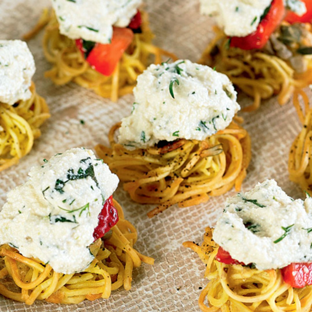 Nidos de espaguetis con queso a las finas hierbas