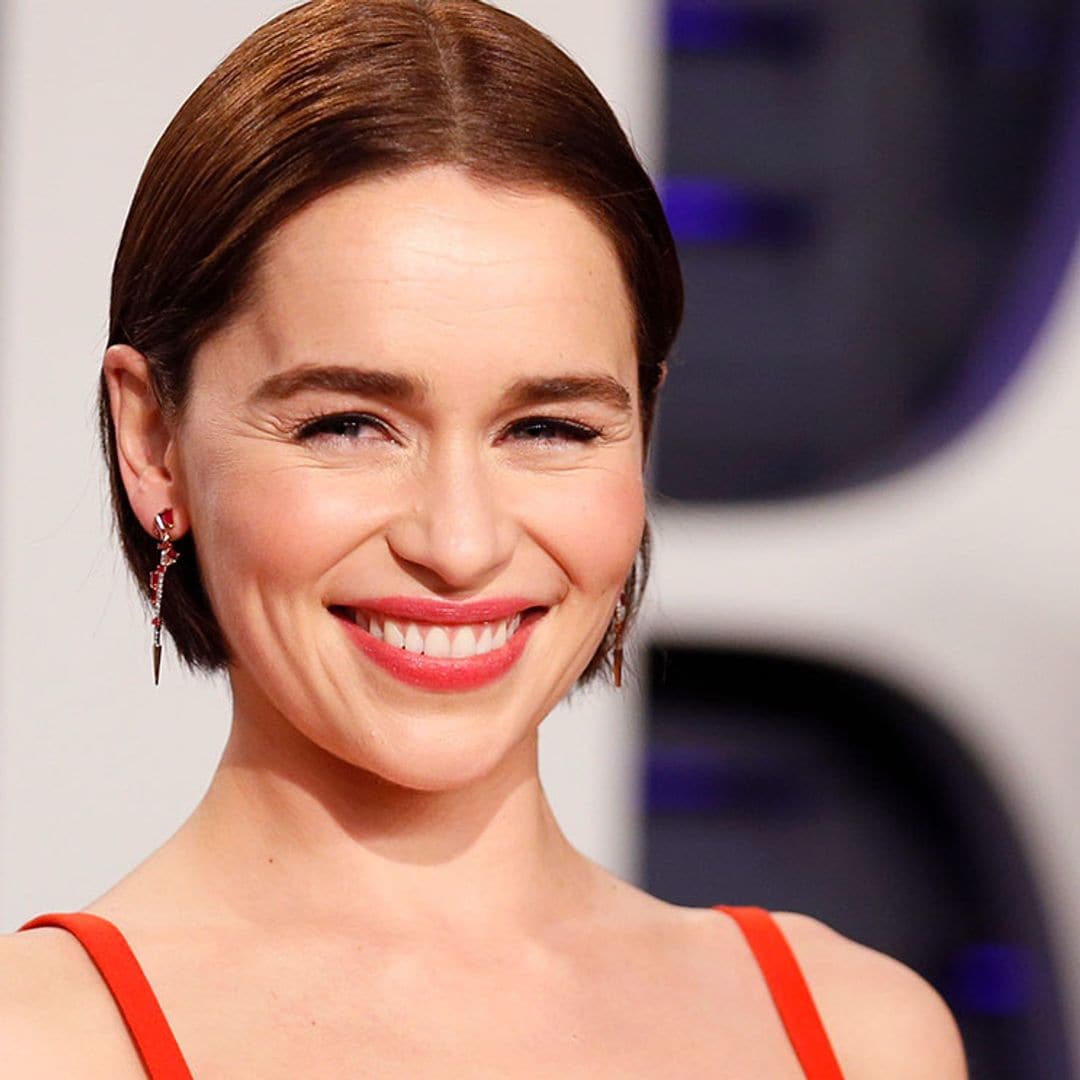 ¡Ni en 'Juego de Tronos'! Emilia Clarke y Rose Leslie, 'asaltadas' por varios monos en la India