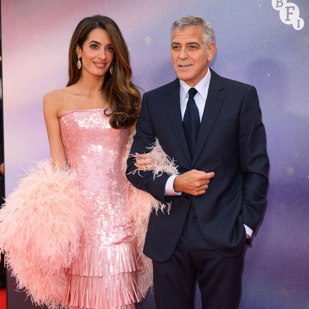 Amal Clooney se convierte en una 'showgirl' con este 'look' de lentejuelas, flecos y plumas