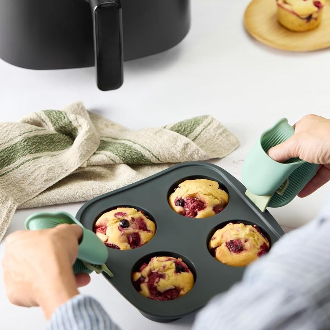 Adiós trapos incómodos, el mini truco para no quemarte cuando cocinas con tu 'air fryer' cuesta poco más de 15€