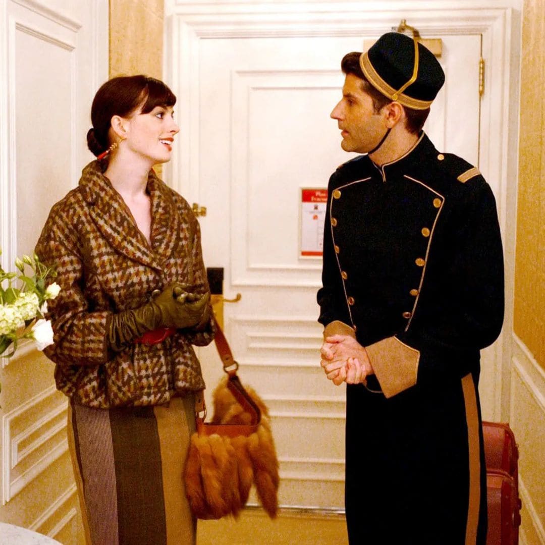 Anne Hathaway usando un abrigo corto de Louis Vuitton
