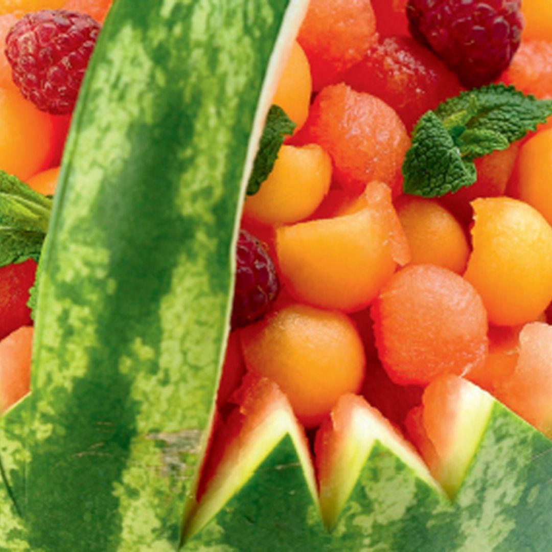 Cesta de sandía, melón y frambuesas