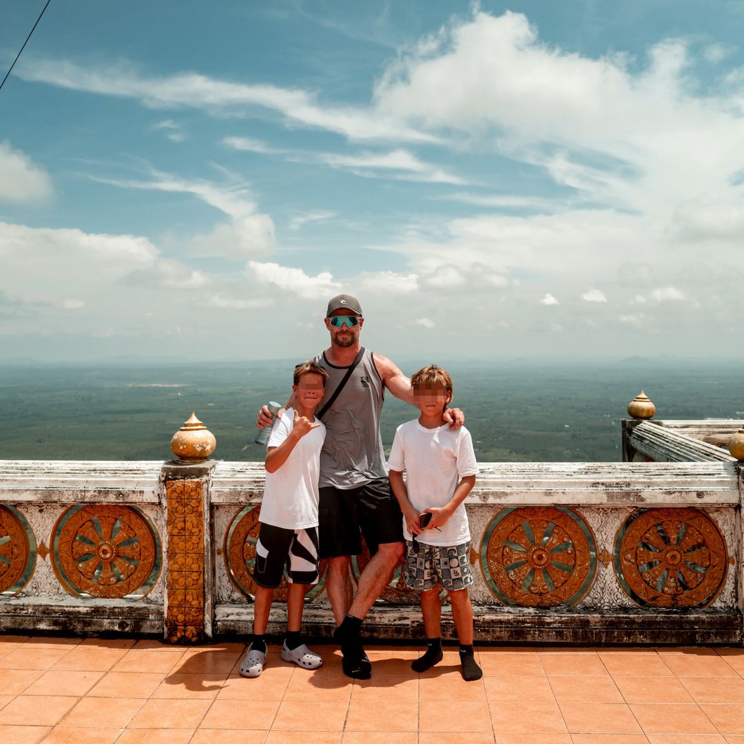 Chris Hemsworth con sus hijos mellizos