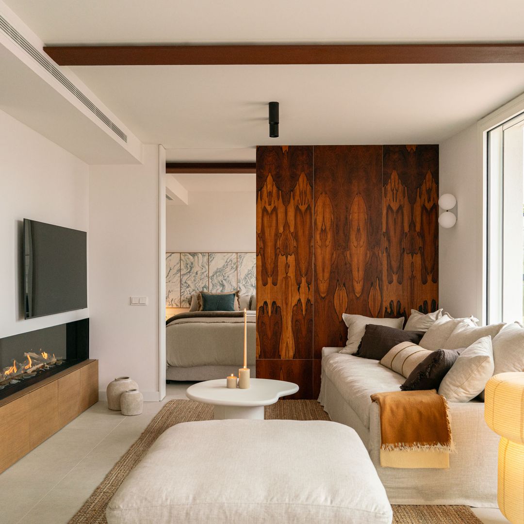 Sí, la madera oscura ha vuelto: cómo usarla para crear espacios modernos y elegantes