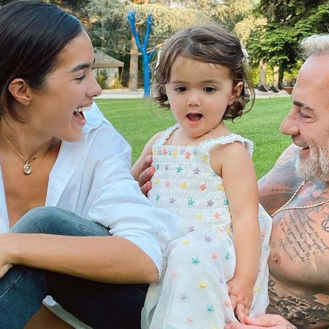 ¡Son un equipo! Gianluca Vacchi juega al pádel con su hija de año y medio en brazos