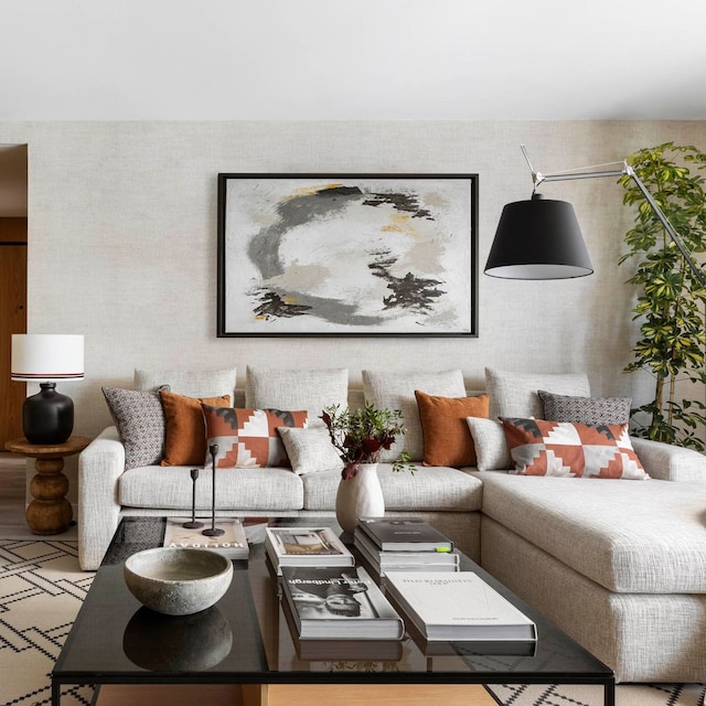 Salón cálido con una acertada selección textil